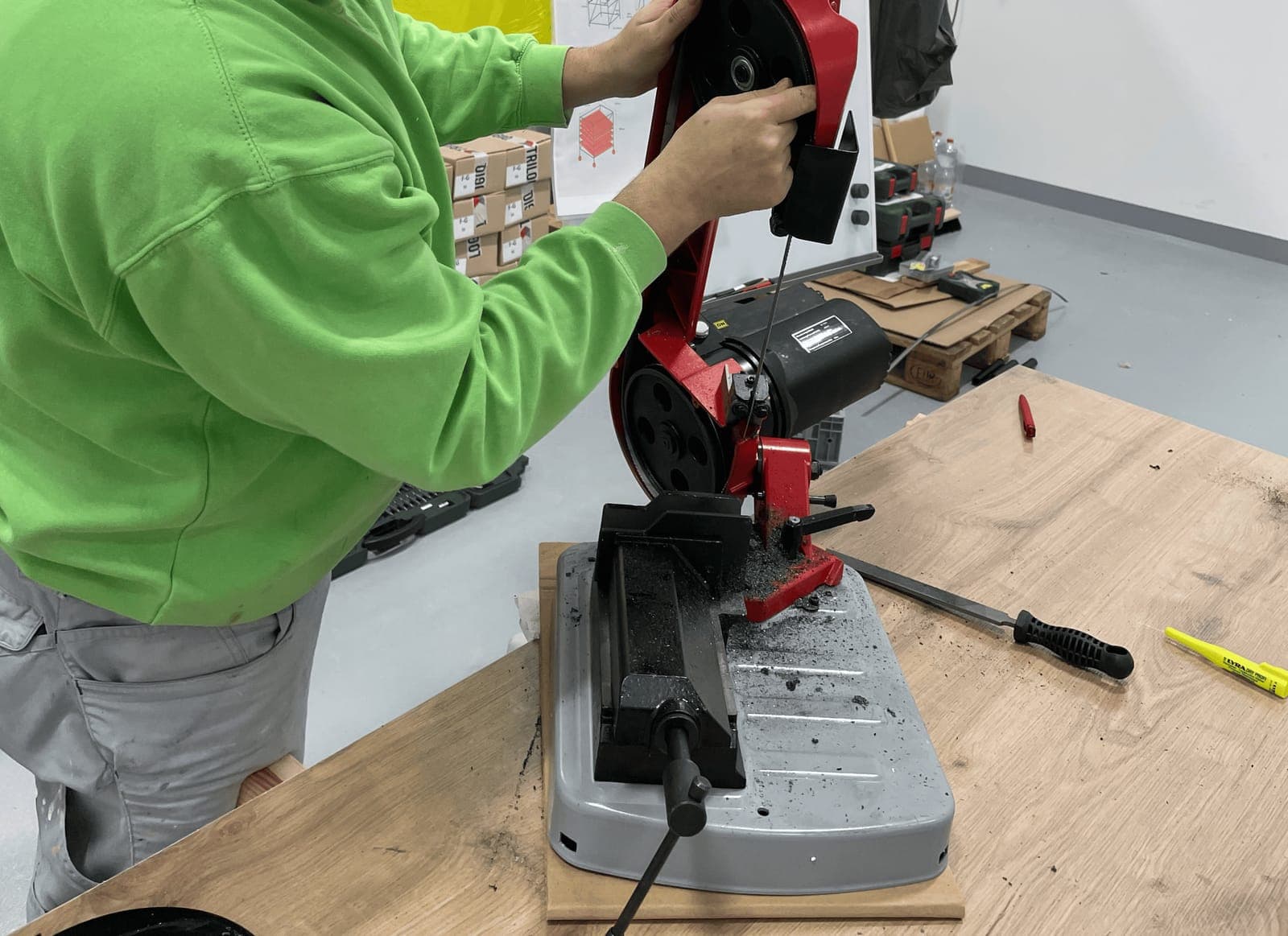 Werkzeuge und Maschinen in der Produktion