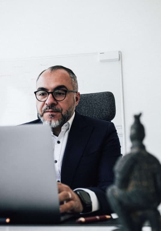 Alireza Soltany Noory am Laptop bei der Analyse von Unternehmenskennzahlen