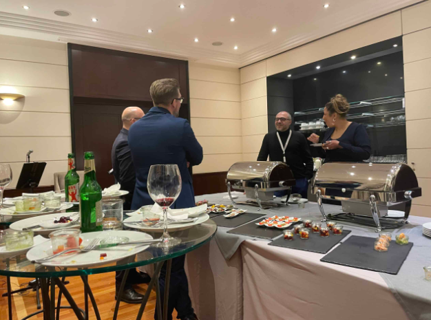 Teilnehmer im Austausch beim Abendevent des Customer Meets Customer 2024