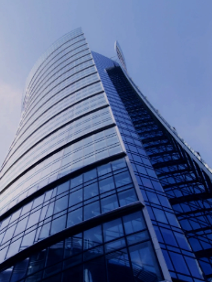 Moderne Bürohochhaus-Fassade als Sinnbild für den Schritt zur GmbH