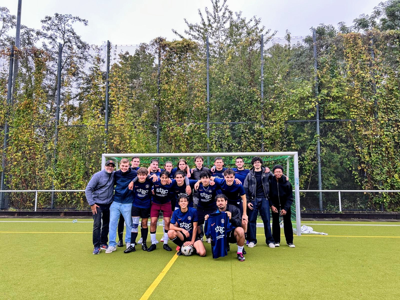 Von Soltany Training & Consulting unterstütztes Fußballteam in ST&C-Trikots auf dem Platz