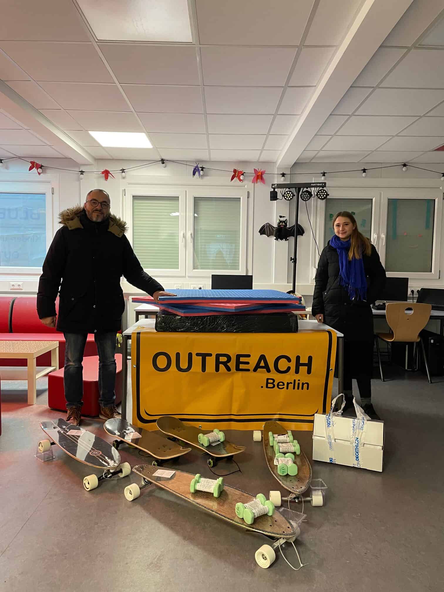 Spende von Skateboards und Fitness-Geräten für Jugendliche
